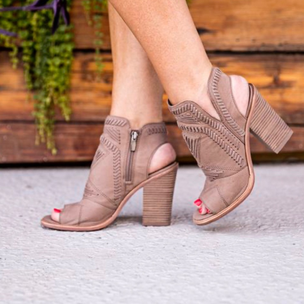 Vince Camuto Karenta leather open toe shoes tan size 10 - Picture 1 of 14